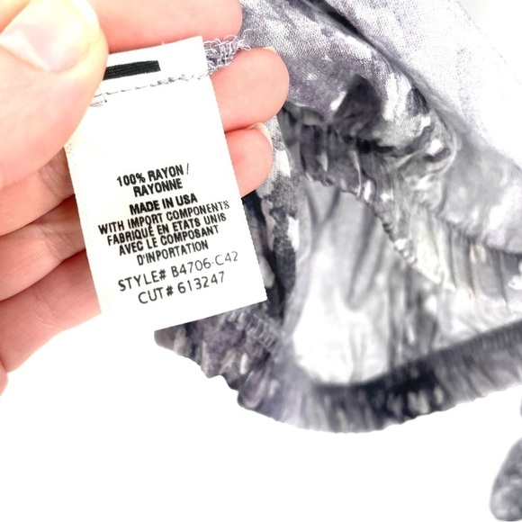 REVOLVE Bella Dahl Elastic Waist & Wrist Snowflake Flowy Loose Fit Blouse Top - Picture 8 of 8